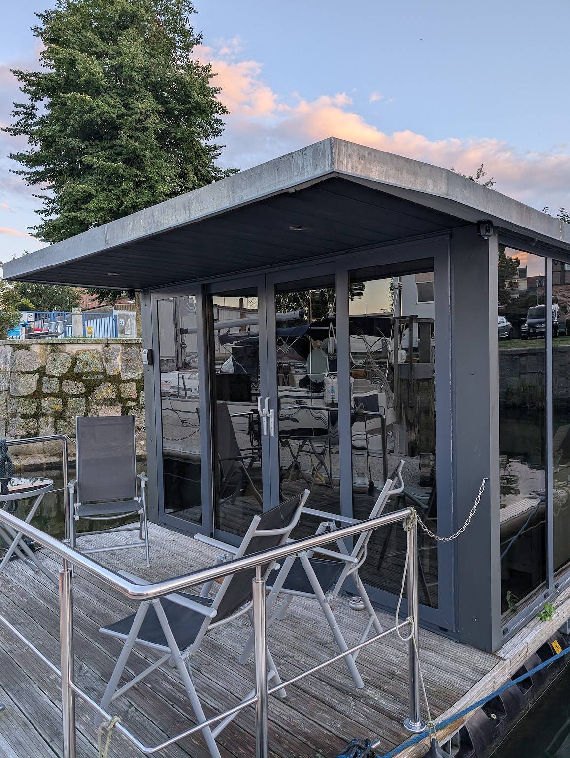 Hausboot Tommi mit eigener Terrasse und Wlan in Ozeaneum Stralsund, Stralsund