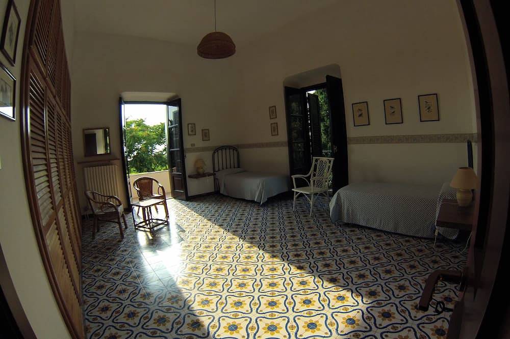Historisches Haus in der grünen, aber ein paar Schritte vom Meer entfernt. in Santa Maria di Castellabate, Castellabate