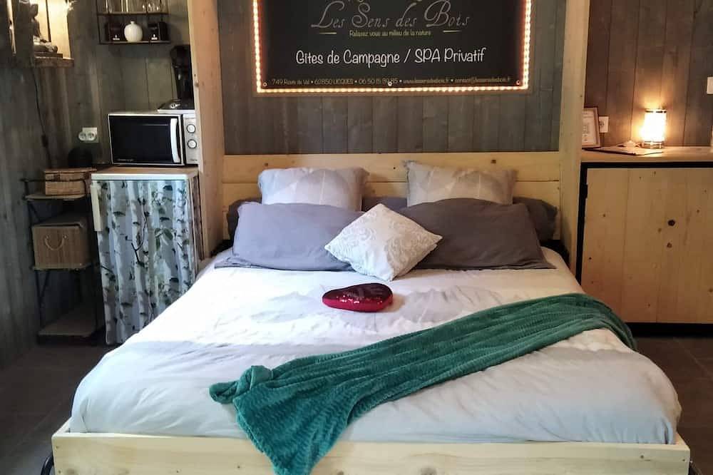 Les sens des bois nuit avec Jacuzzi privé pour couple in Clerques, Région de Saint-Omer