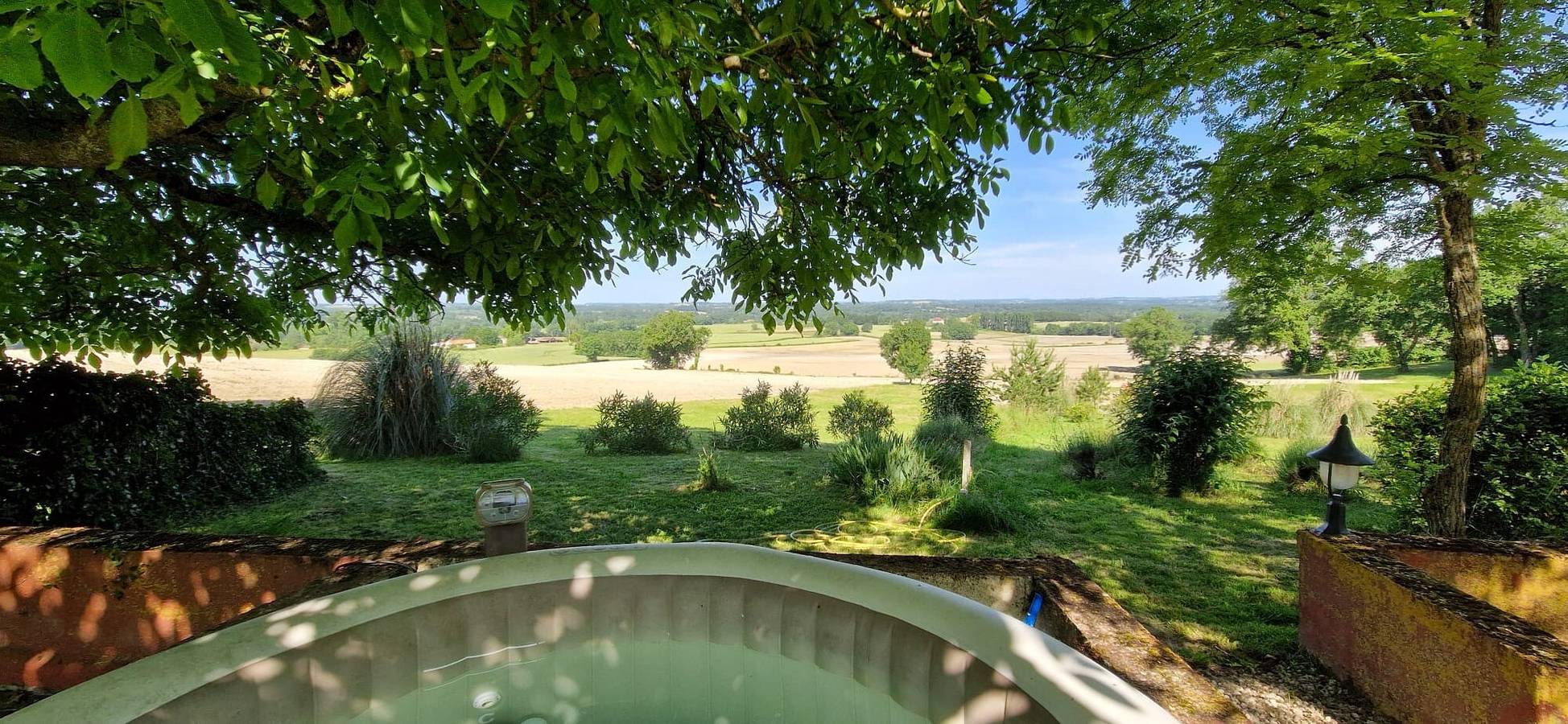 Gîte romantique Cezanne avec jacuzzi, deux terrasses et coucher de soleil en Lot-et-Garonne in Douzains, Région de Villeneuve-sur-Lot