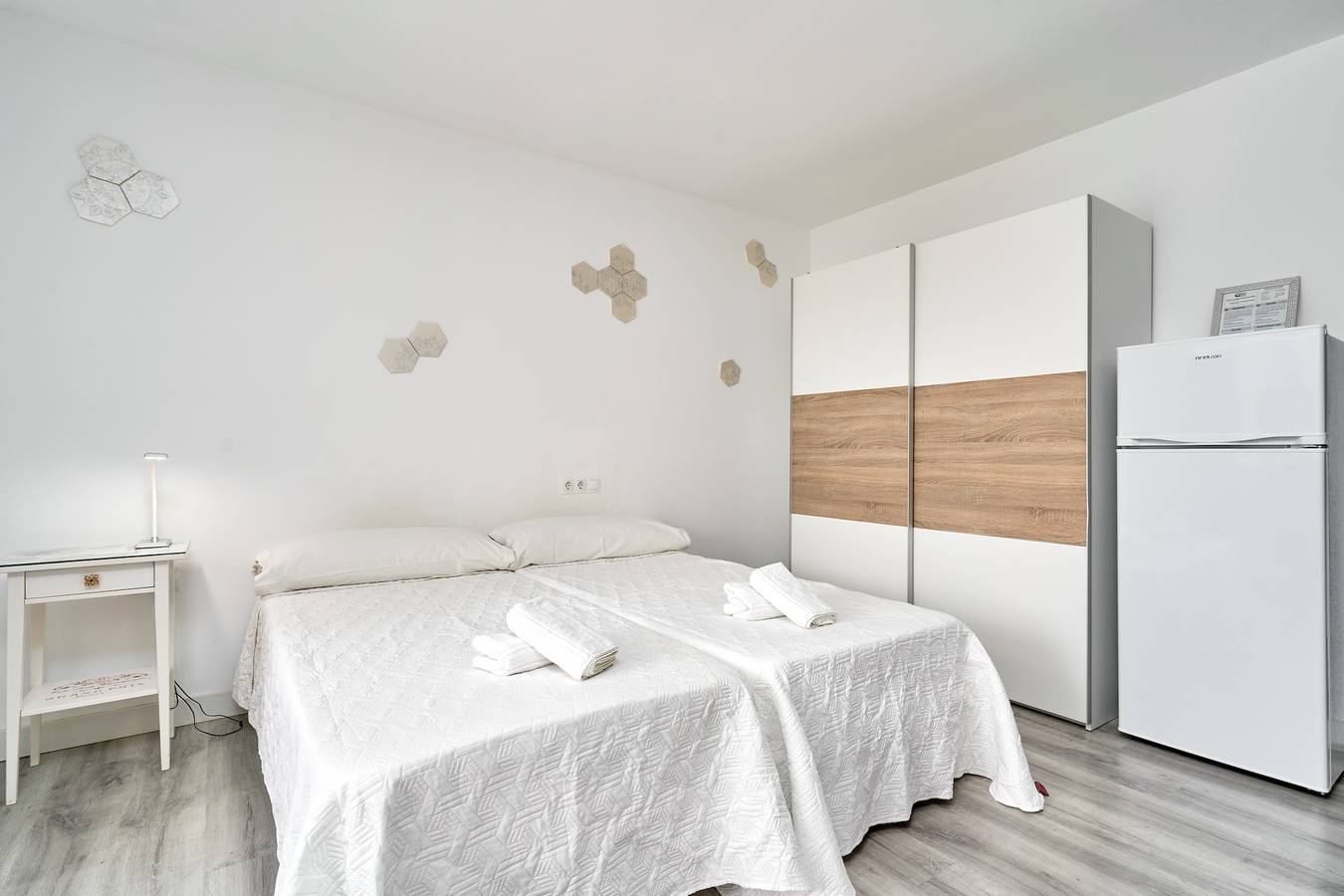 Gehele studio, Studio 'La Marina Nerja' met privéterras, draadloos internet en airconditioning in Nerja Centre, Nerja