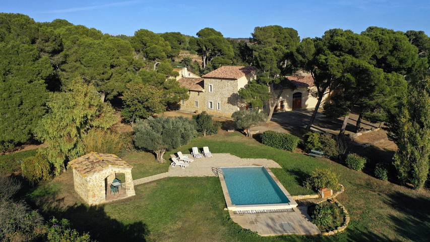 Gîte pour 10 personnes, avec Terrasse ainsi que Jardin et Piscine