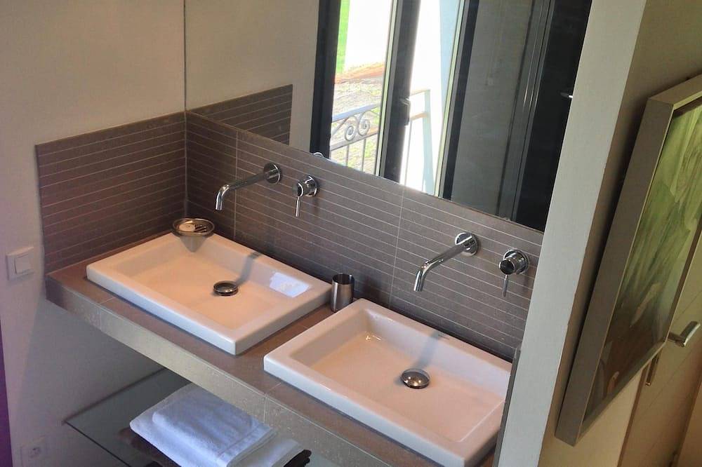 Mas des Akènes (2 gites de 2 personnes, enfants non admis) in Cairanne, Vaucluse