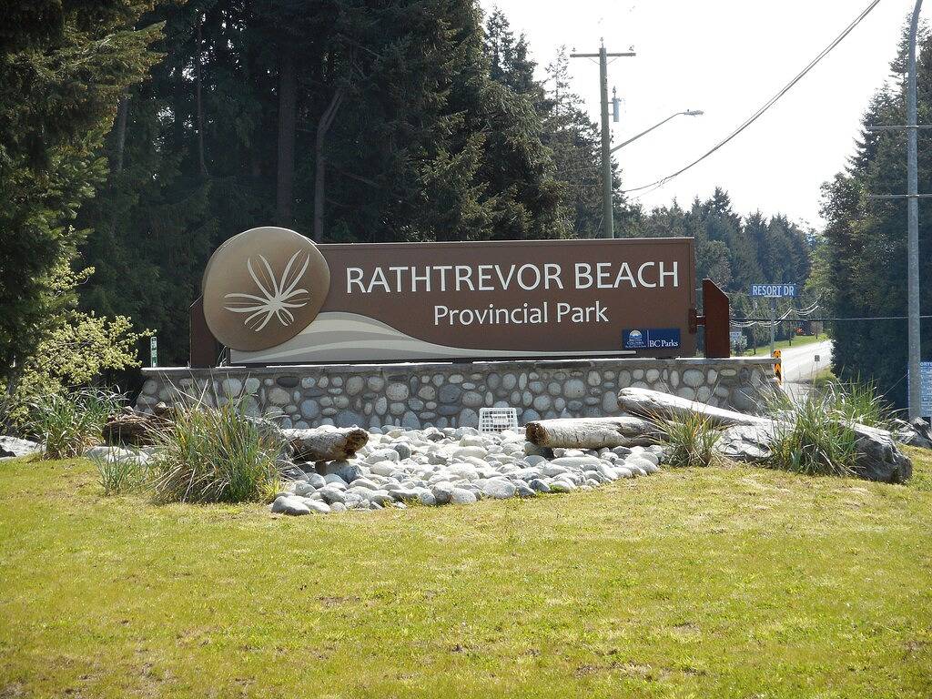 Mermaid Cottage Short Walk to Rathtrevor Beach. 3 Bedroom 2 Bathroom cottage. in Parksville, Regional District of Nanaimo