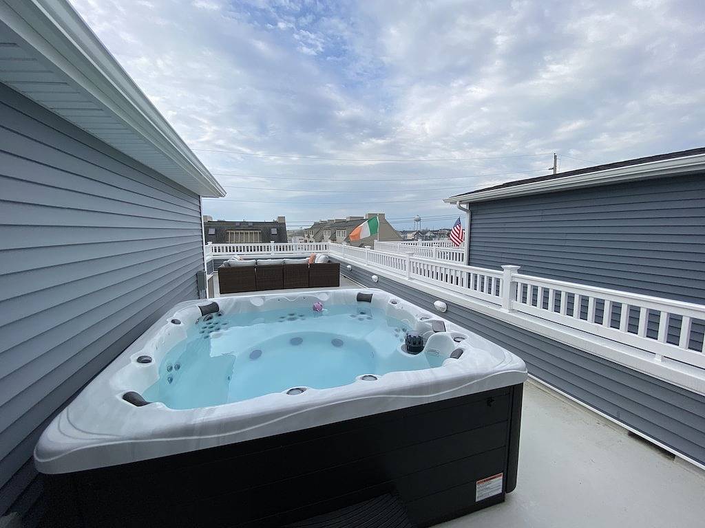 Luxury Multi Floor Single Family with Roof Deck & Hot Tub 4/5 Bedrooms 3.5 Baths in Toms River, Ocean County