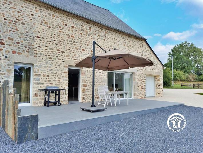 Gîte pour 4 personnes, avec jardin dans Crennes-sur-Fraubée