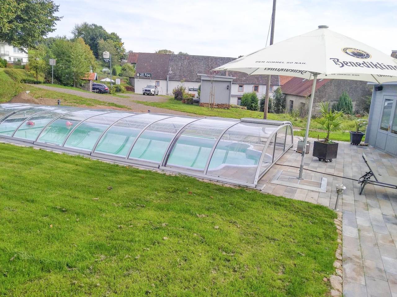 Charmantes Chalet mit Terrasse und Pool in Meisburg, Vulkaneifel