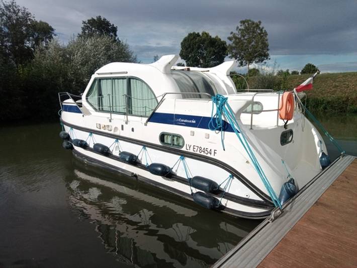 Péniche pour 7 personnes dans Bézouotte