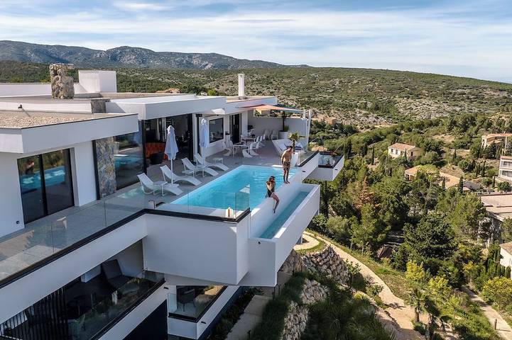 Location de vacances pour 12 personnes, avec jacuzzi ainsi que sauna et jardin à Treilles