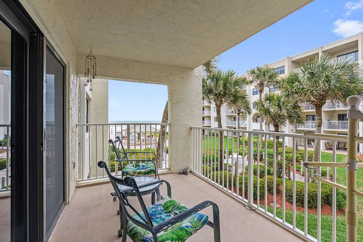 Vacation rental for 2 people, with pool and yard as well as balcony in New Smyrna Beach