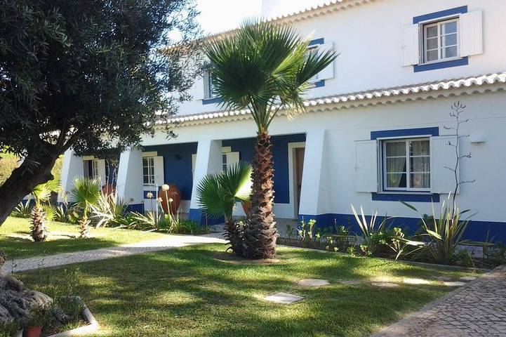 Casa de férias para 2 pessoas, com piscina e jardim em Arrifana