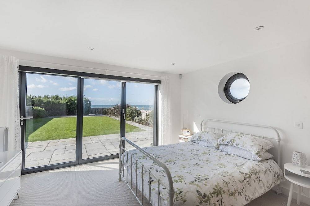 Samphire: Stunning Seafront Beach Home – Sleeps 6, 3 Bedrooms & Garden in West Wittering, West Sussex