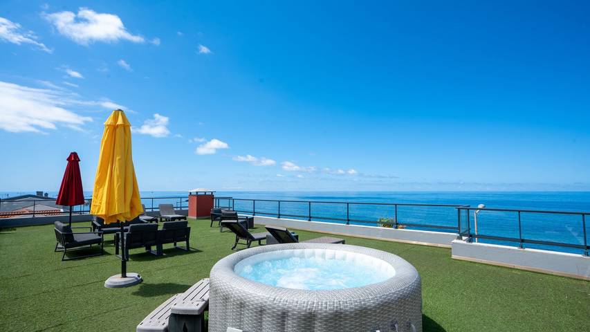 Location de vacances pour 8 personnes, avec Vue sur l’océan et Balcon ainsi que Jacuzzi et Terrasse à Paul Do Mar