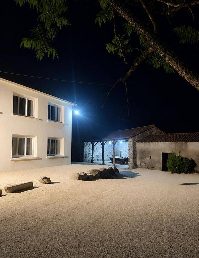 Location de vacances pour 14 personnes, avec Terrasse et Jardin à Nueil-les-Aubiers