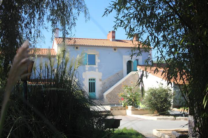 Cottage 'L'entredeux' with Shared Terrace, Shared Garden and Wi-Fi in Saint-Viaud, Loiredalen