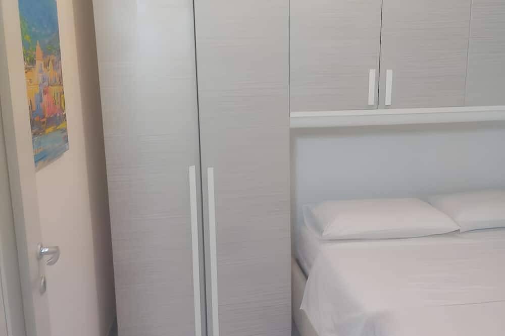 Apartamento entero, Apartamento '1 Vista Parcial al Mar' con Jardín Compartido, Wi-Fi y Aire Acondicionado in Ischia Cuidad, Ischia