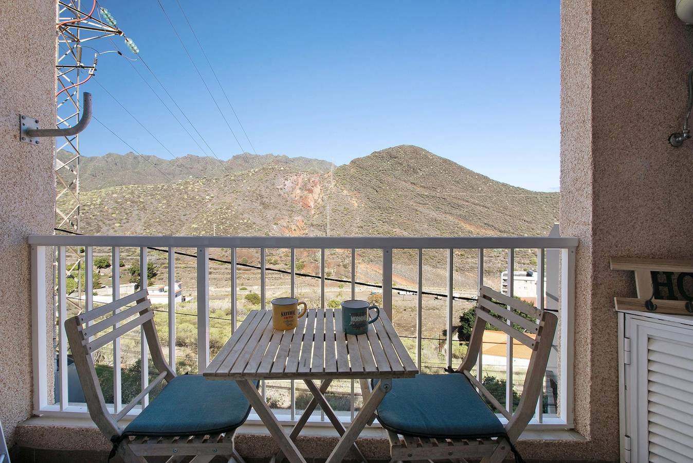 Apartamento entero, Apartamento de vacaciones 'Playa de las Teresitas' con vistas a la montaña, balcón y Wi-Fi in Las Barranqueras, Santa Cruz de Tenerife