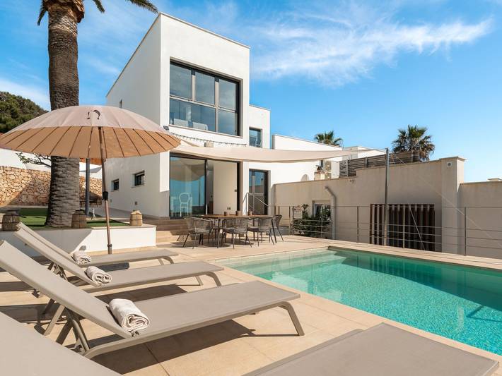 Ferienwohnung für 7 Personen, mit Balkon und Terrasse sowie Garten und Pool in Cala Mendia