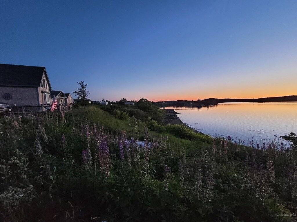 World’s highest tides! Pet friendly, bay front cottage with huge fenced yard. in Washington County (Maine)