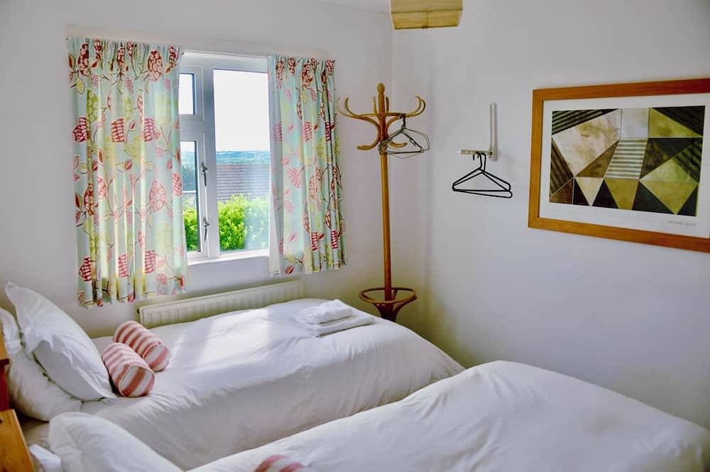Comfortable family house, open plan kitchen/diner, sitting room, wood burner. in St Minver Lowlands, Pentire Point - Widemouth
