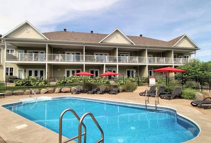 Location de vacances pour 6 personnes, avec piscine ainsi que jardin et terrasse à Bromont - 2