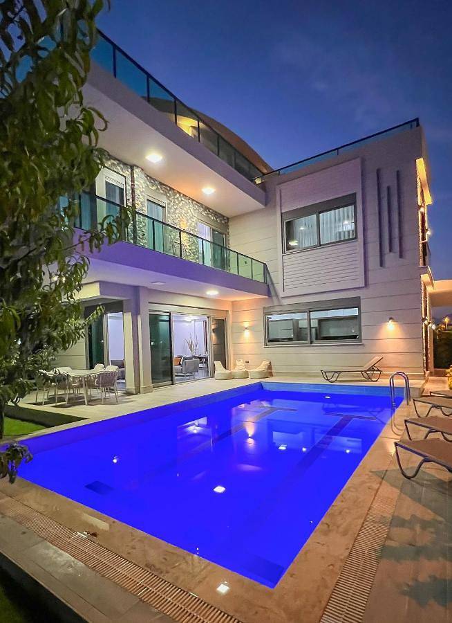 Villa für 8 Personen, mit Garten und Pool sowie Ausblick in Belek