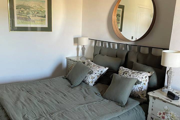 Village house in Ménerbes with a swimming pool and a dramatic view in Ménerbes, Regionaler Naturpark Luberon