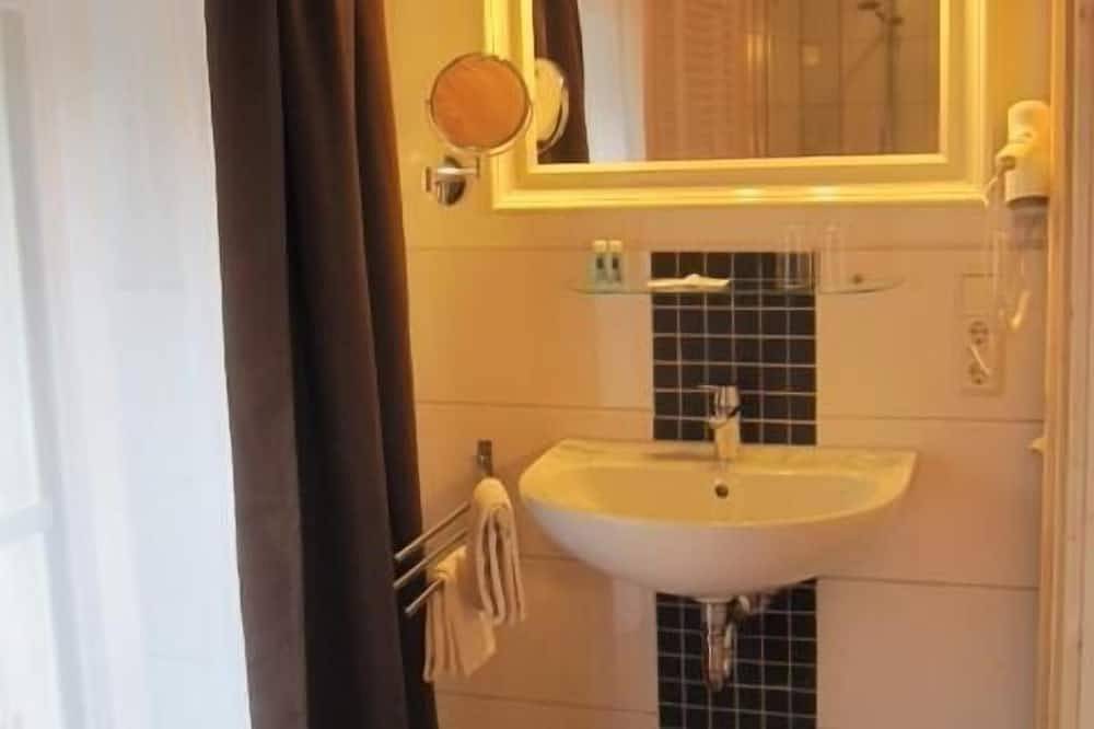 Ganze Wohnung, Ferienwohnung Milan, Gemütlichkeit mit Kaminofen, eigener Sauna und Loggia in Lissendorf, Vulkaneifel