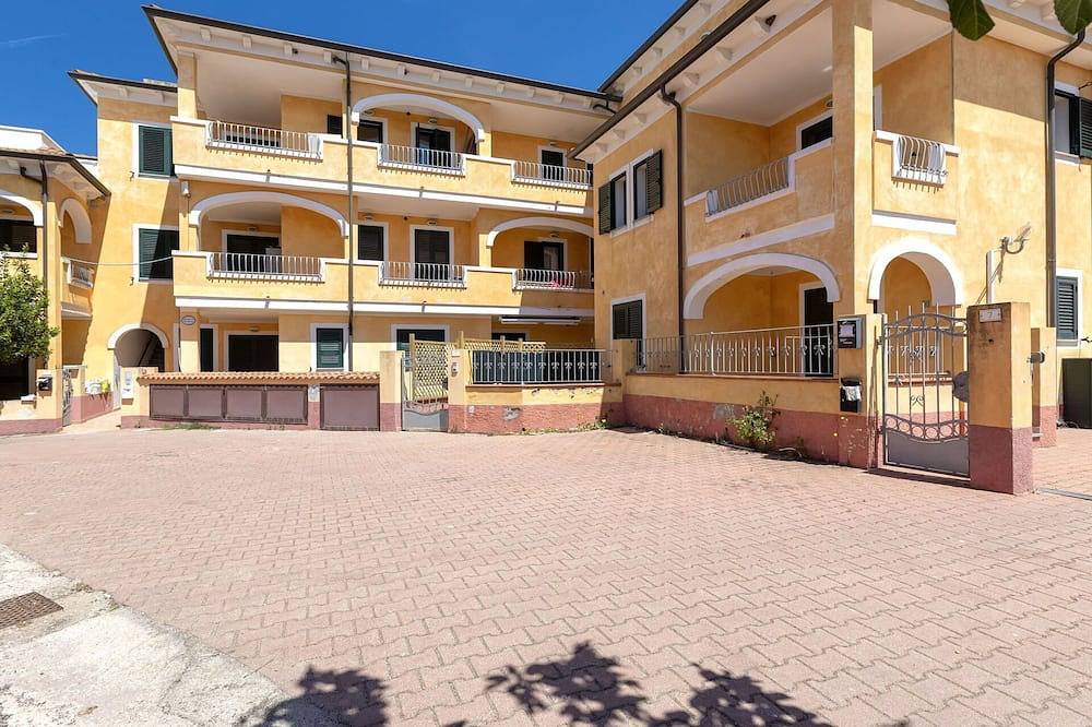 Entire apartment, Cosy apartment for 4 guests with A/C, Tv, terrace and parking in Valledoria, Sassari Province