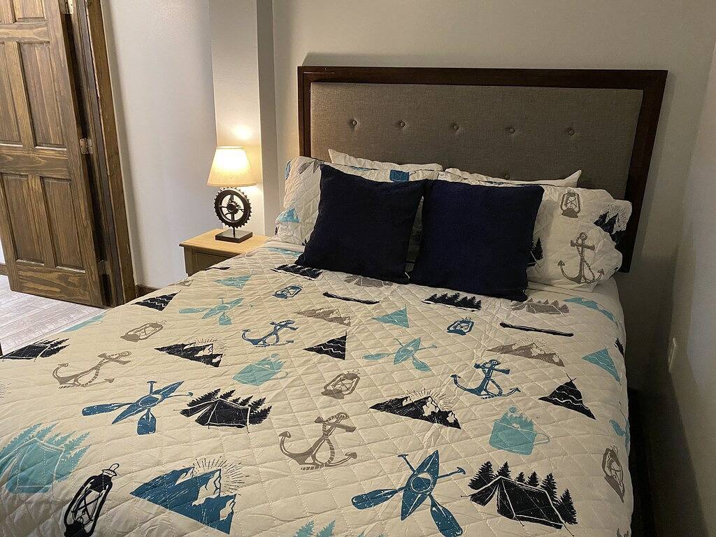 Ganze Wohnung, Ohiopyle Trailside Hotel Room 1 Queen Beds Sleeps 2 /Minutes to Fallingwater in Ohiopyle, Pennsylvania