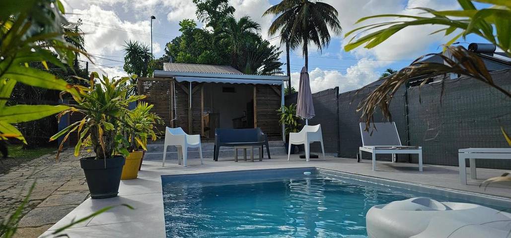 Chambre d’hôte pour 2 personnes, avec vue ainsi que jardin et piscine, animaux acceptés dans Basse-Terre (homonymie) - 2