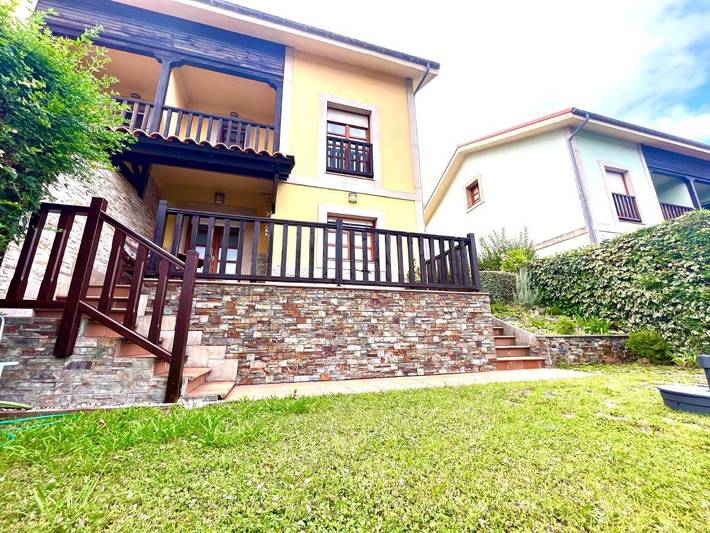 Location de vacances pour 7 personnes, avec jardin ainsi que vue et terrasse à Ribadesella