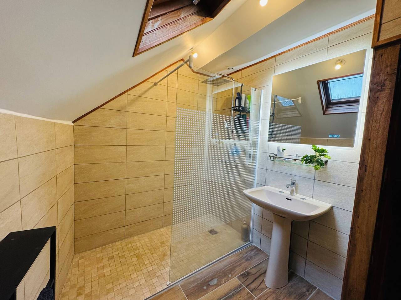 Habitación doble antigua romántica, baño compartido y desayuno in Saint-Martial-le-Mont, Región de Aubusson