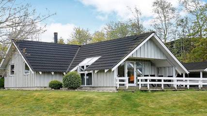 Ferienhaus für 8 Personen, mit Sauna und Terrasse sowie Garten und Whirlpool in Hostrup Strand
