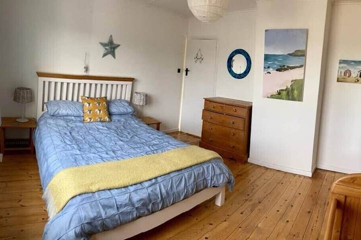 Casa de vacaciones cerca del mar con jardín privado soleado cerca de la playa y el puerto in Porthleven, Cornualles