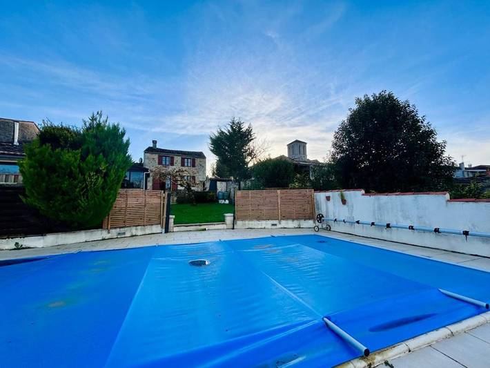 Location de vacances pour 8 personnes, avec jardin ainsi que vue et piscine à Champagne (Charente-Maritime)
