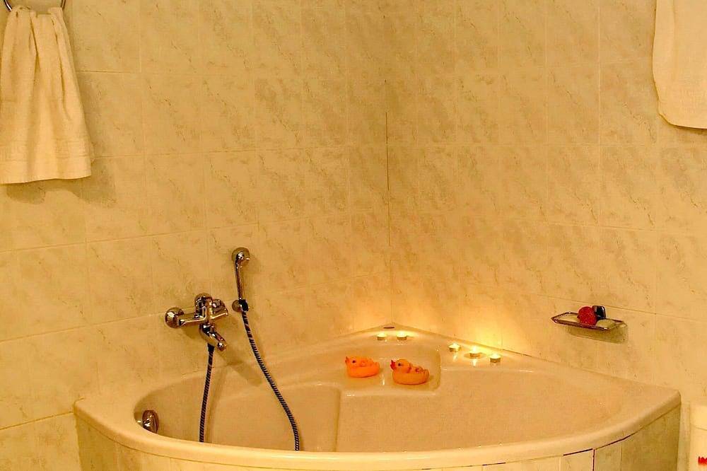 Private property with outdoor pool , cosy spaces and beautiful garden in Iraklio-Heraklion und Umgebung