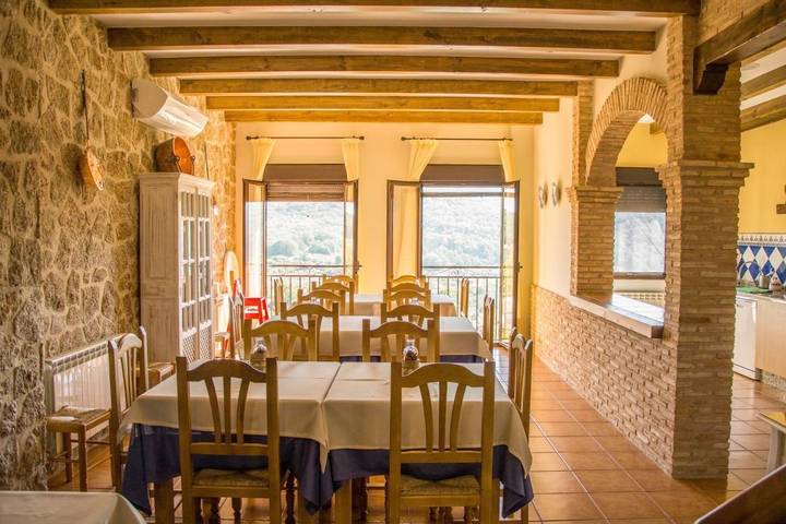 Alojamiento y desayuno para 3 personas, con Balcón además de Terraza y Vistas en La Vera