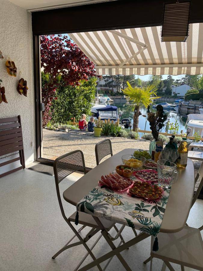 Location de vacances pour 4 personnes, avec jardin et vue sur le lac ainsi que piscine et vue dans Port Ripaille - 3