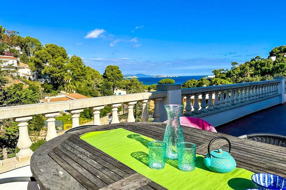 Capacity 12 people. Villa with pool and large terraces , 750 meters from  beach in Begur, Costa Brava