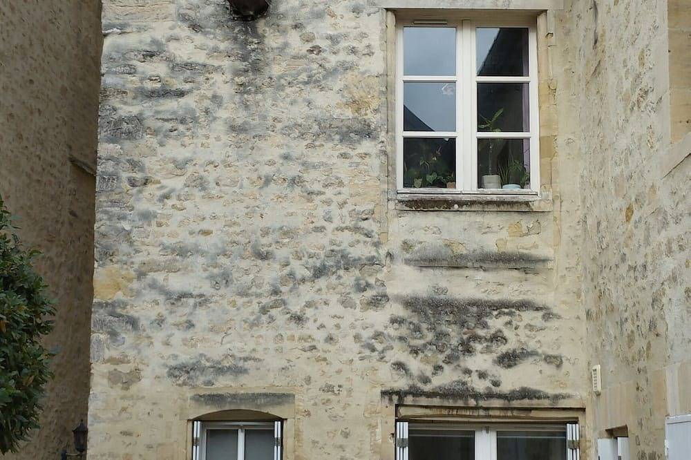 Entire apartment, Bayeux, cosy studio apartment in the heart of the town center. in Bayeux, Bayeux region