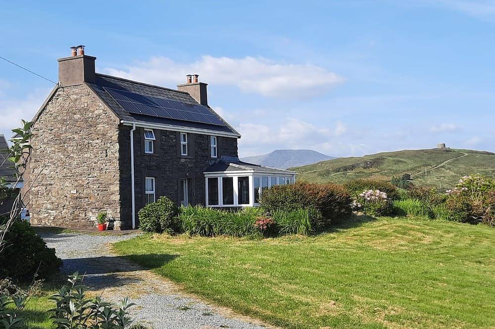 Renovated farm house with an unobstructed view of the Atlantic in County Cork