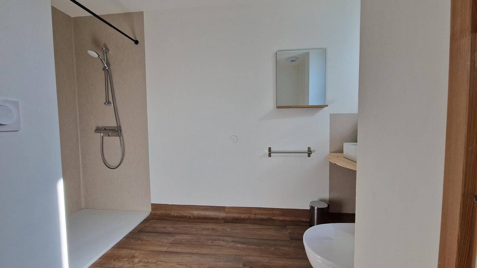 Chambre 2 – L'Auberge Le Toit Vert : Espace et praticité à Moutiers in Moûtiers, Massif du Mont-Blanc