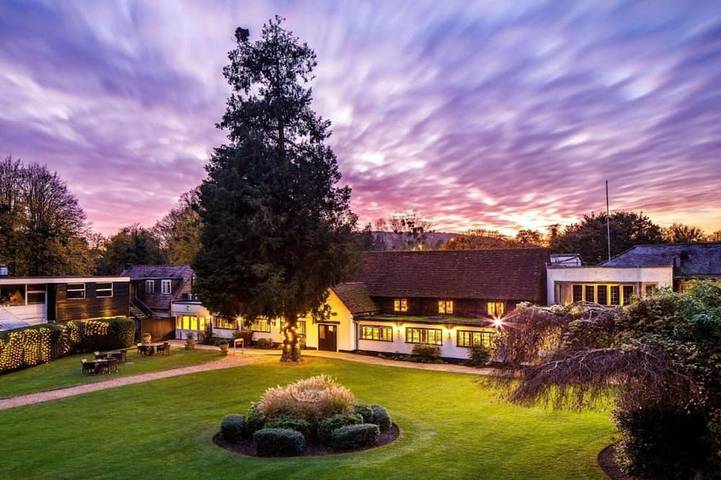 Glamping for 2 people, with pets in Surrey Hills