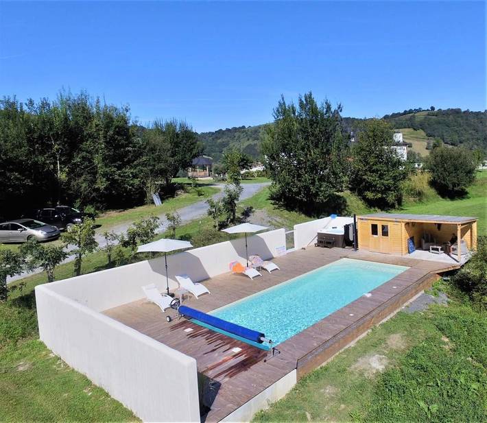 Gîte pour 2 personnes, avec Jacuzzi et Terrasse ainsi que Jardin et Piscine