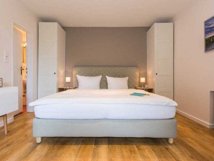 Ferienwohnung für 2 Personen, mit Terrasse und Garten sowie Sauna und Seeblick in Neuwesteel