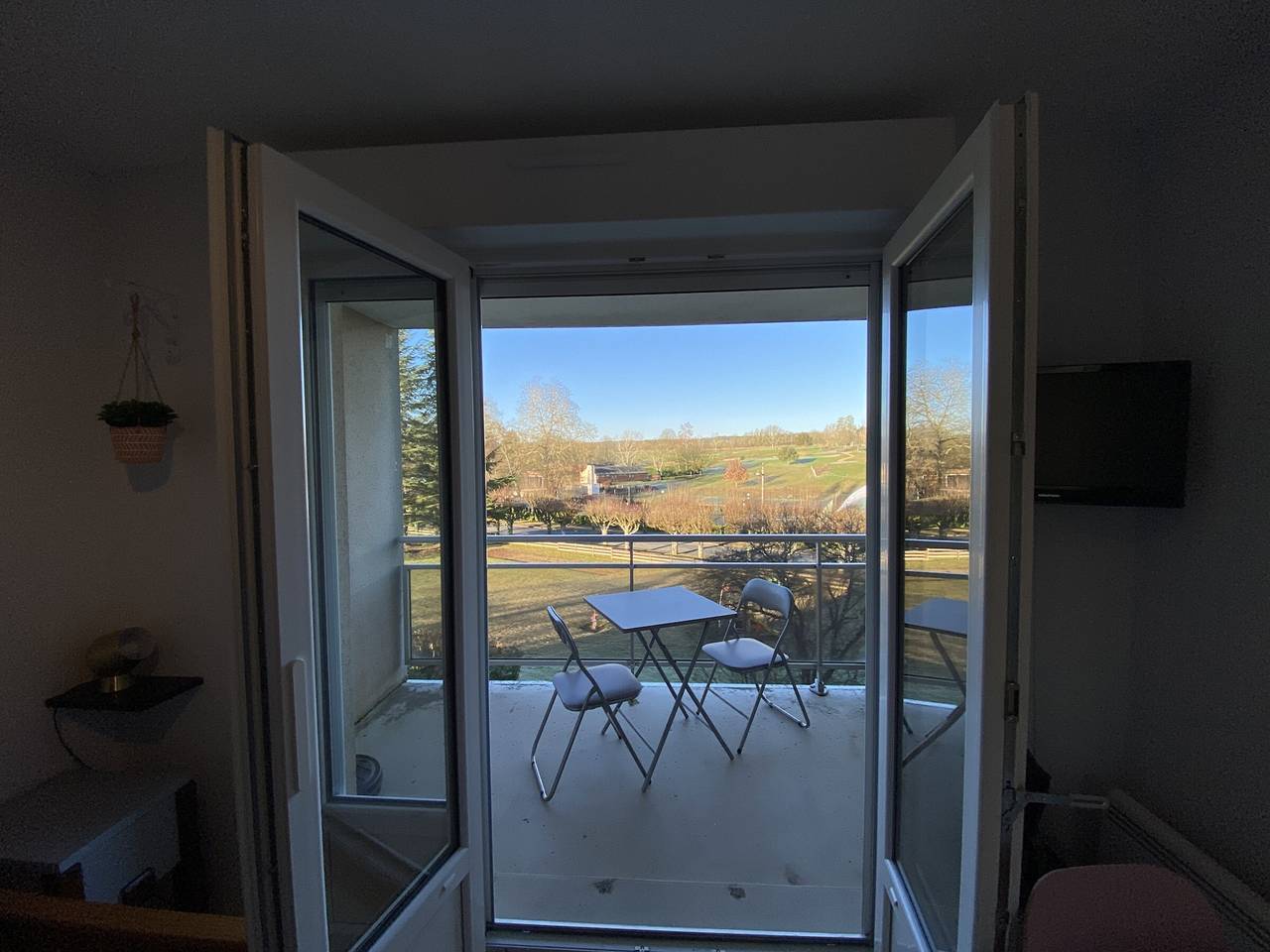 Entire apartment, Bright apartment 100m from Baths with balcony and Wi-Fi in La Roche-Posay, Vienne