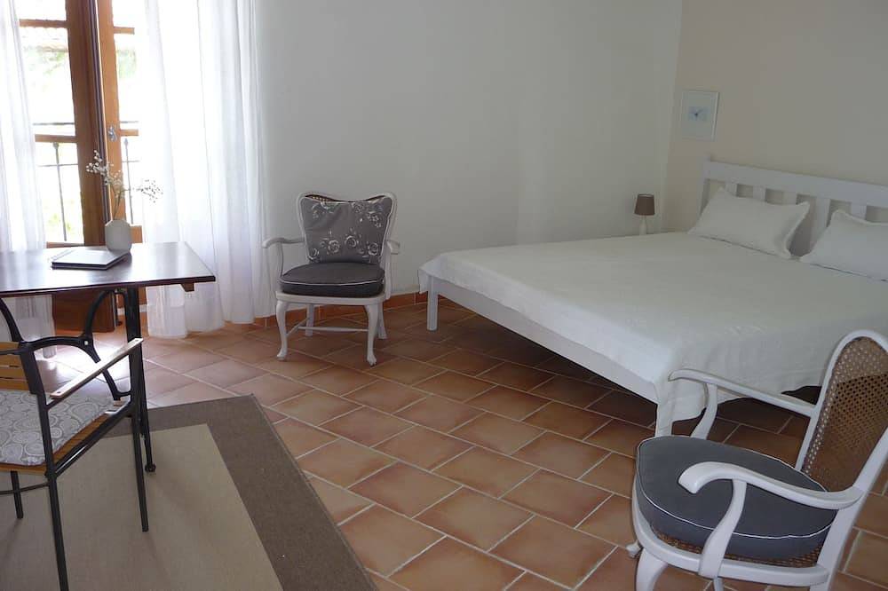 Modernes, komfortables, auf der mittelalterlichen Stadtmauer gelegenes Haus in Sablet, Vaucluse