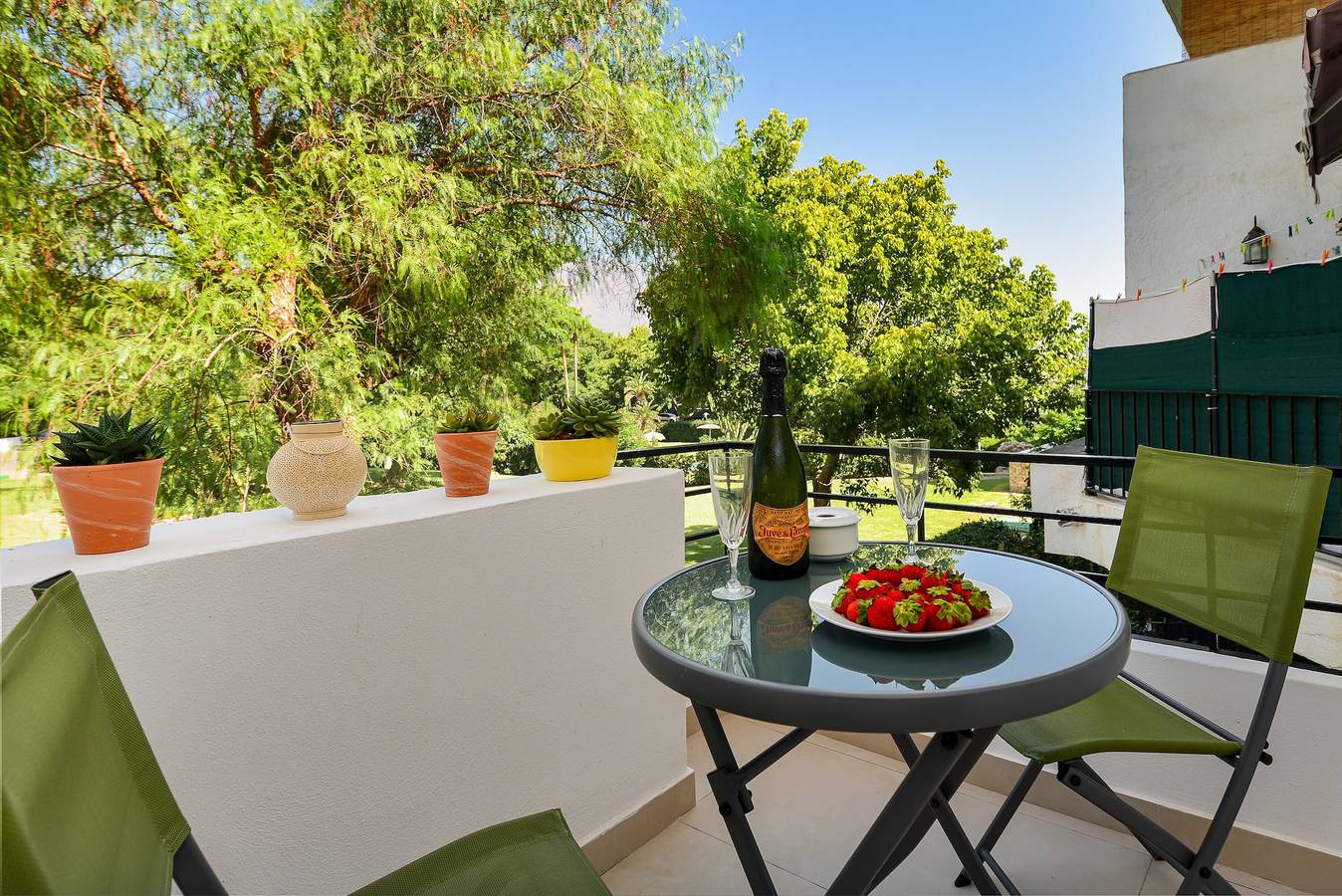Geheel appartement, Appartement 'Golden Bay Apartament' met Uitzicht op de Bergen, Wifi en Airconditioning in Bahía Dorada, Estepona