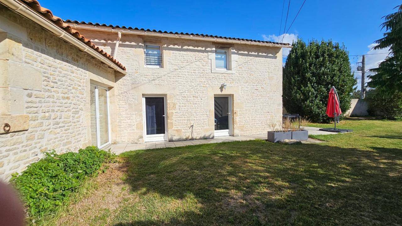 Two-Bedroom House in Coulon, Région de Niort